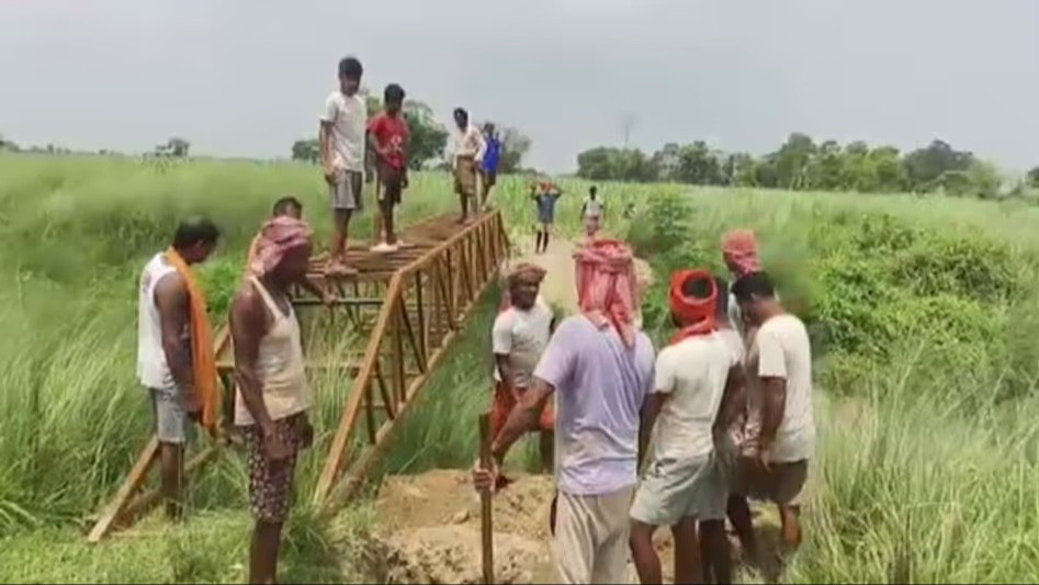 पाजिटिव न्यूज : जब सरकार नहीं बना पाई पुल तो ग्रामीणों ने चंदे के पैसों से खड़ा कर दिया 60 फीट लंबा लोहे का पुल