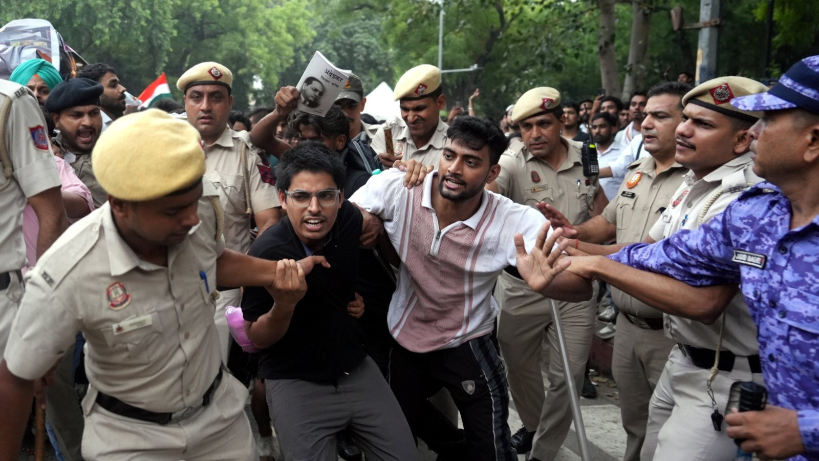 पेपर लीक के खिलाफ संसद मार्च में तनाव, कई प्रदर्शनकारी हिरासत में; सोनम वांगचुक ने रखीं तीन शर्तें,CJP प्रतिनिधि जेपी नड्डा से मिलने रवाना