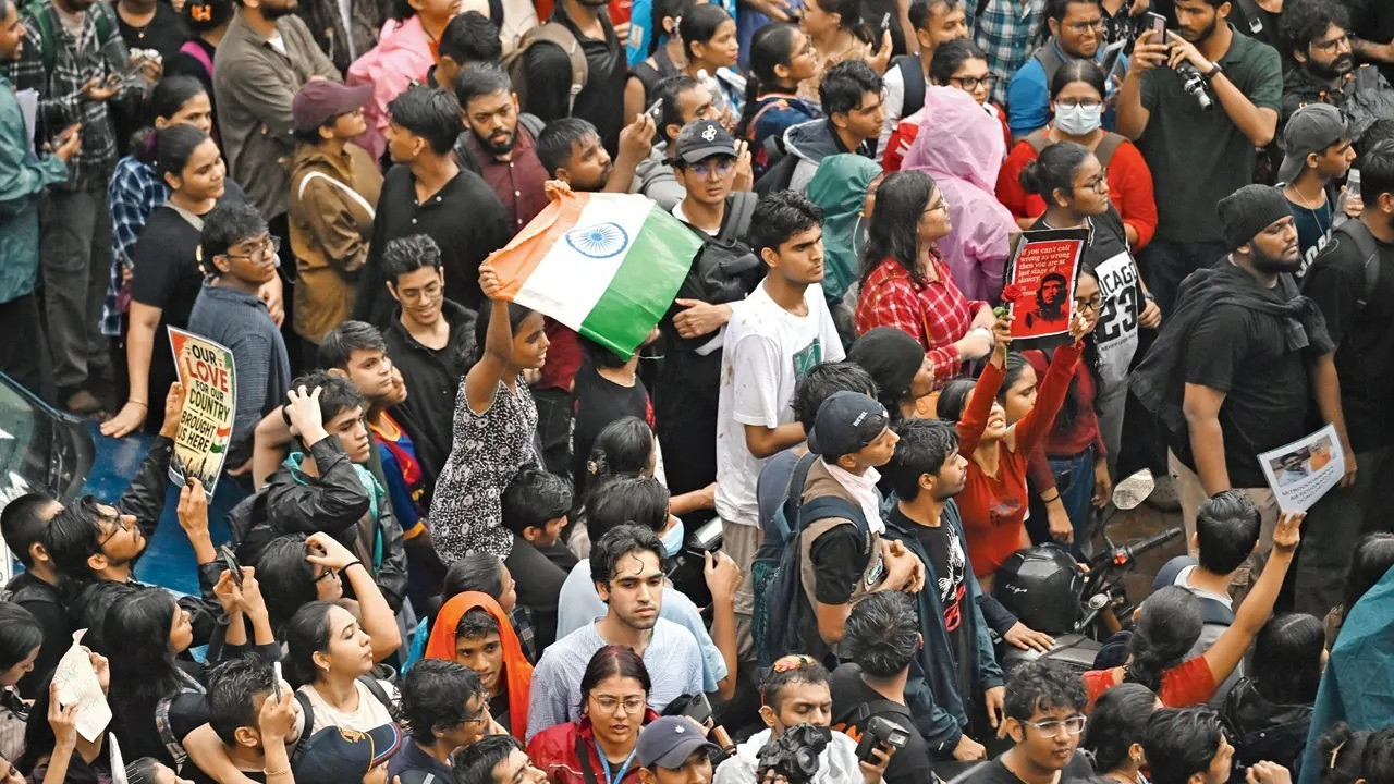 मुंबई पुलिस क्यों छात्रों और प्रदर्शनकारियों से मांग रही है लाइव लोकेशन?