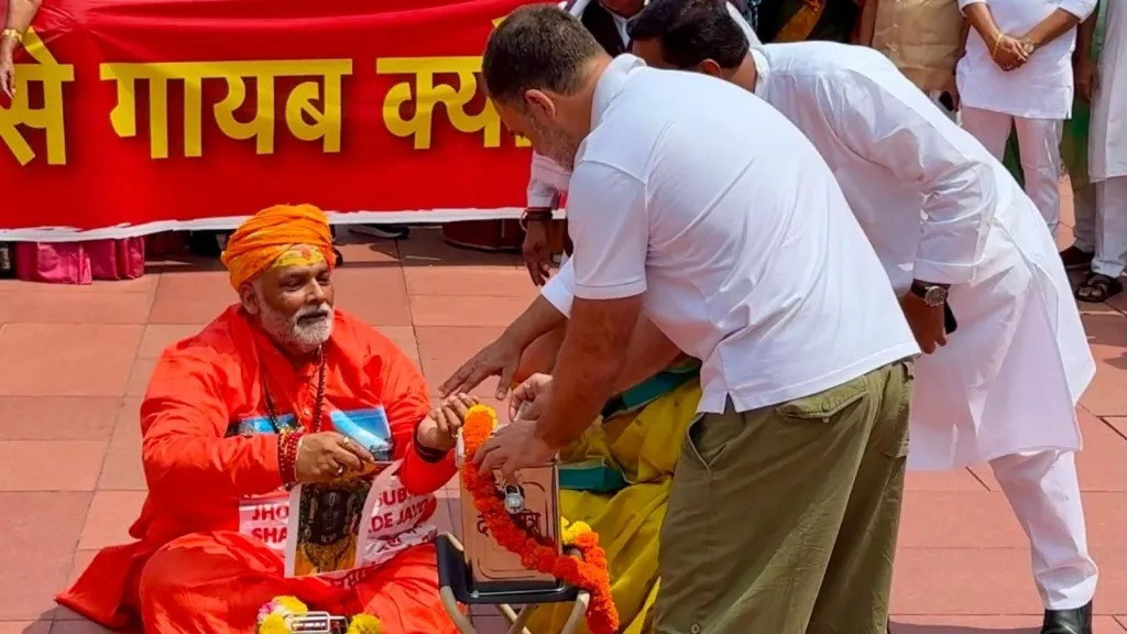 Independent MP Pappu Yadav stages protest as a fake sadhu