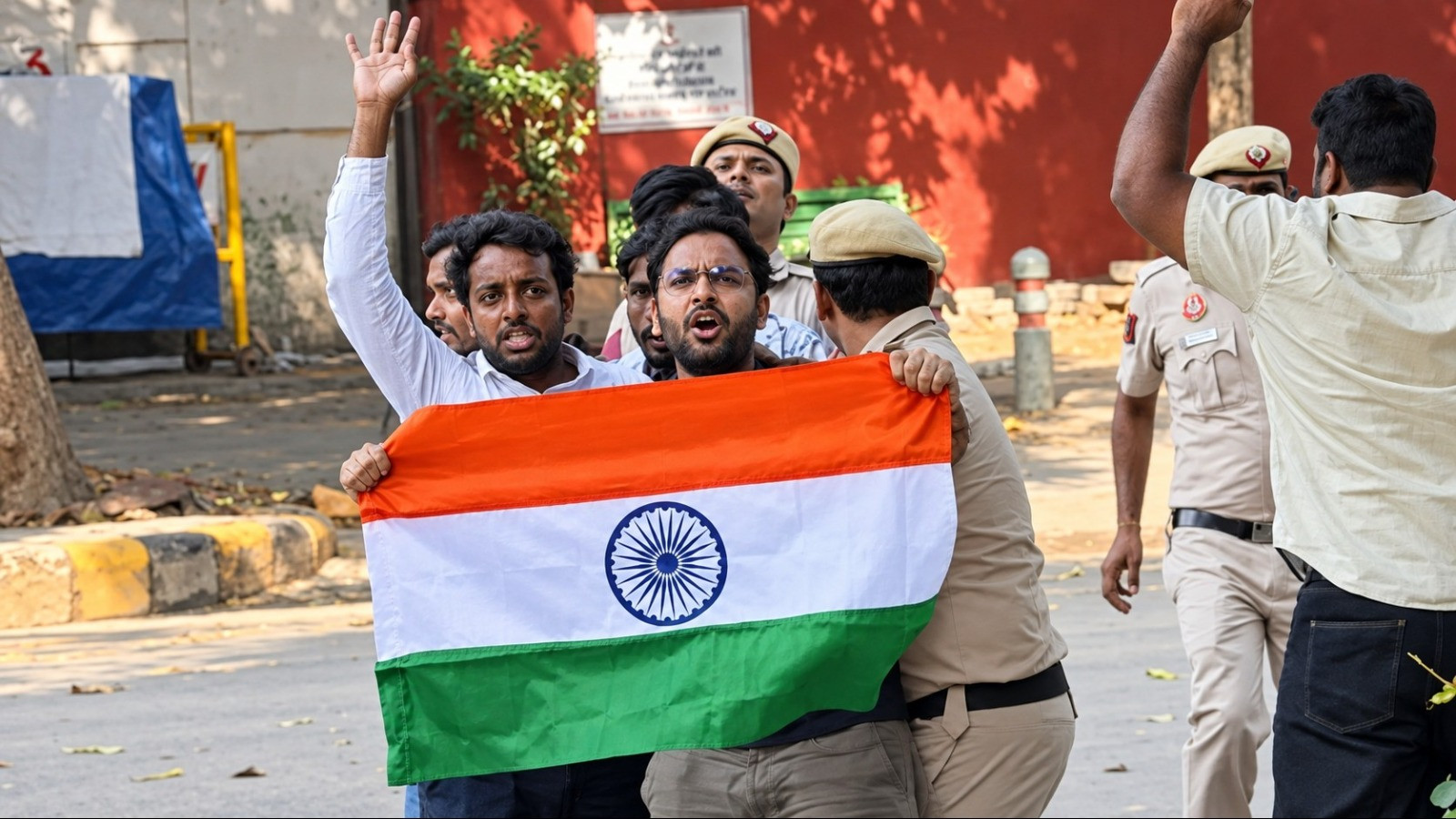 CJP नेता आशुतोष रांका और सौरव दास हिरासत में लिए गए, जंतर-मंतर पर तिरंगा लेकर पहुंचे थे
